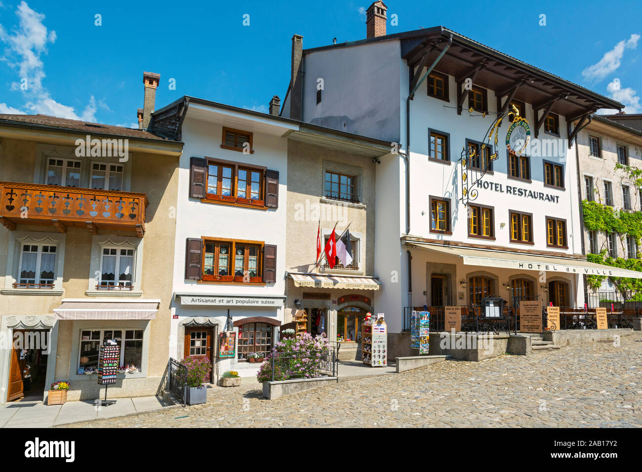 Svizzera Canton Friburgo, Gruyeres, Main Street, il centro della città, l'Hotel de Ville, hotel, ristorante, negozi Foto Stock