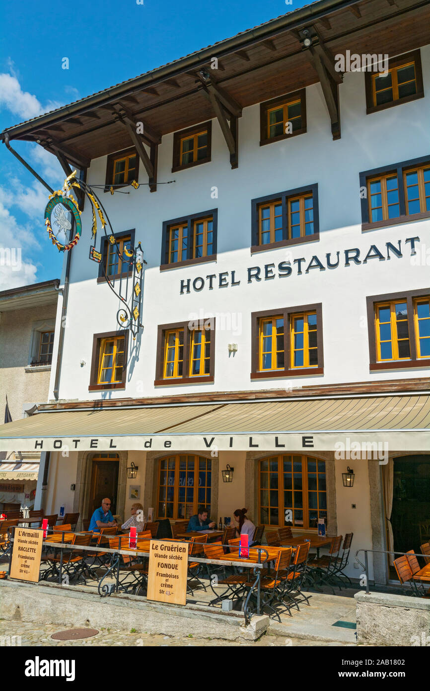 Svizzera Canton Friburgo, Gruyeres, Main Street, il centro della città, l'Hotel de Ville, hotel, ristorante Foto Stock