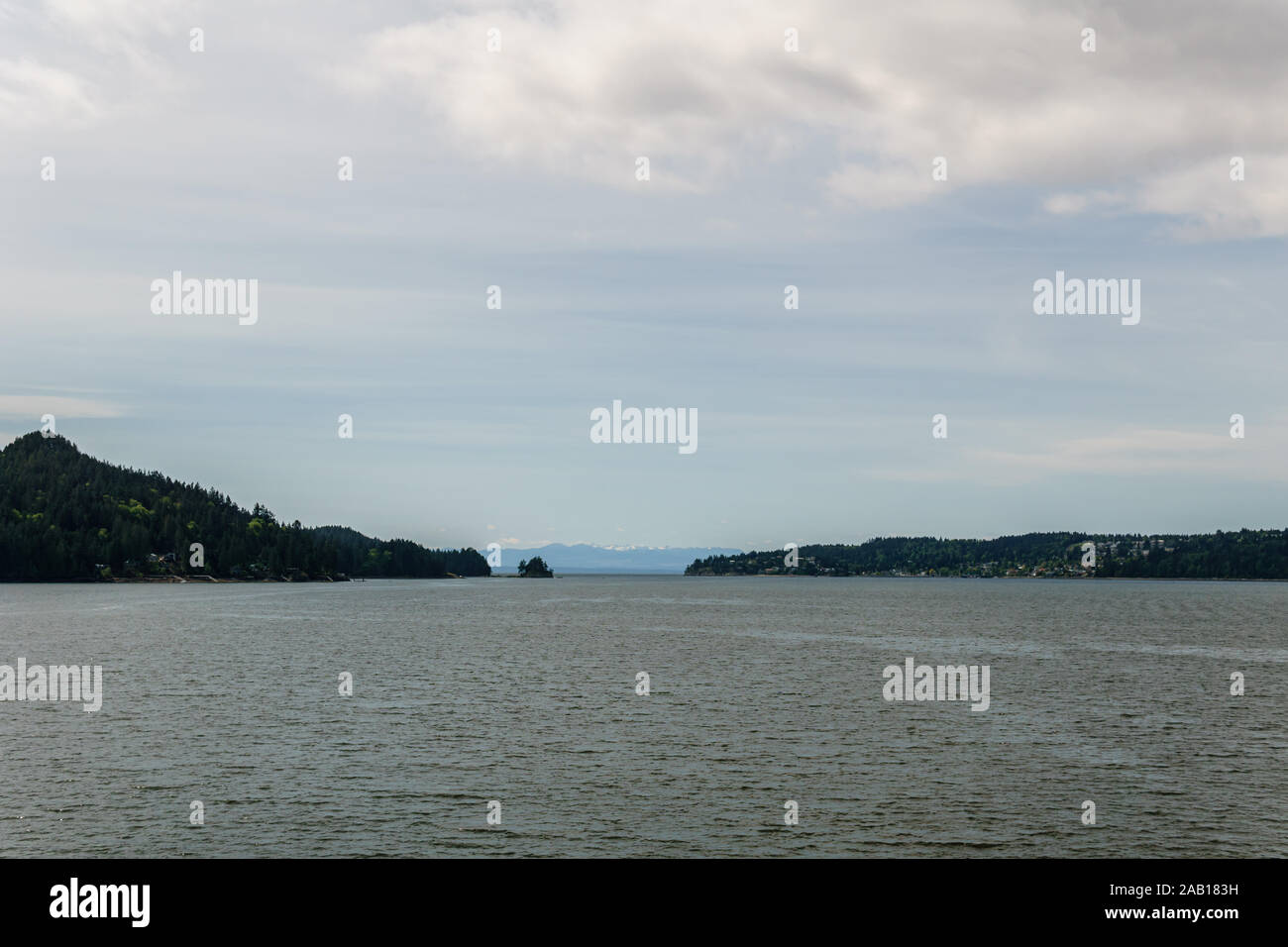 Oceano e montagne vista dal traghetto Howe Sound vicino Gibsons Canada. Foto Stock