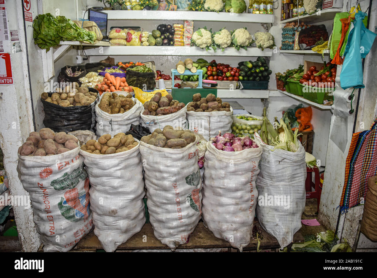 Lima, Perù - Nov 17, 2019: un ben fornito di frutta e verdura in stallo Lima il Mercado Central Foto Stock