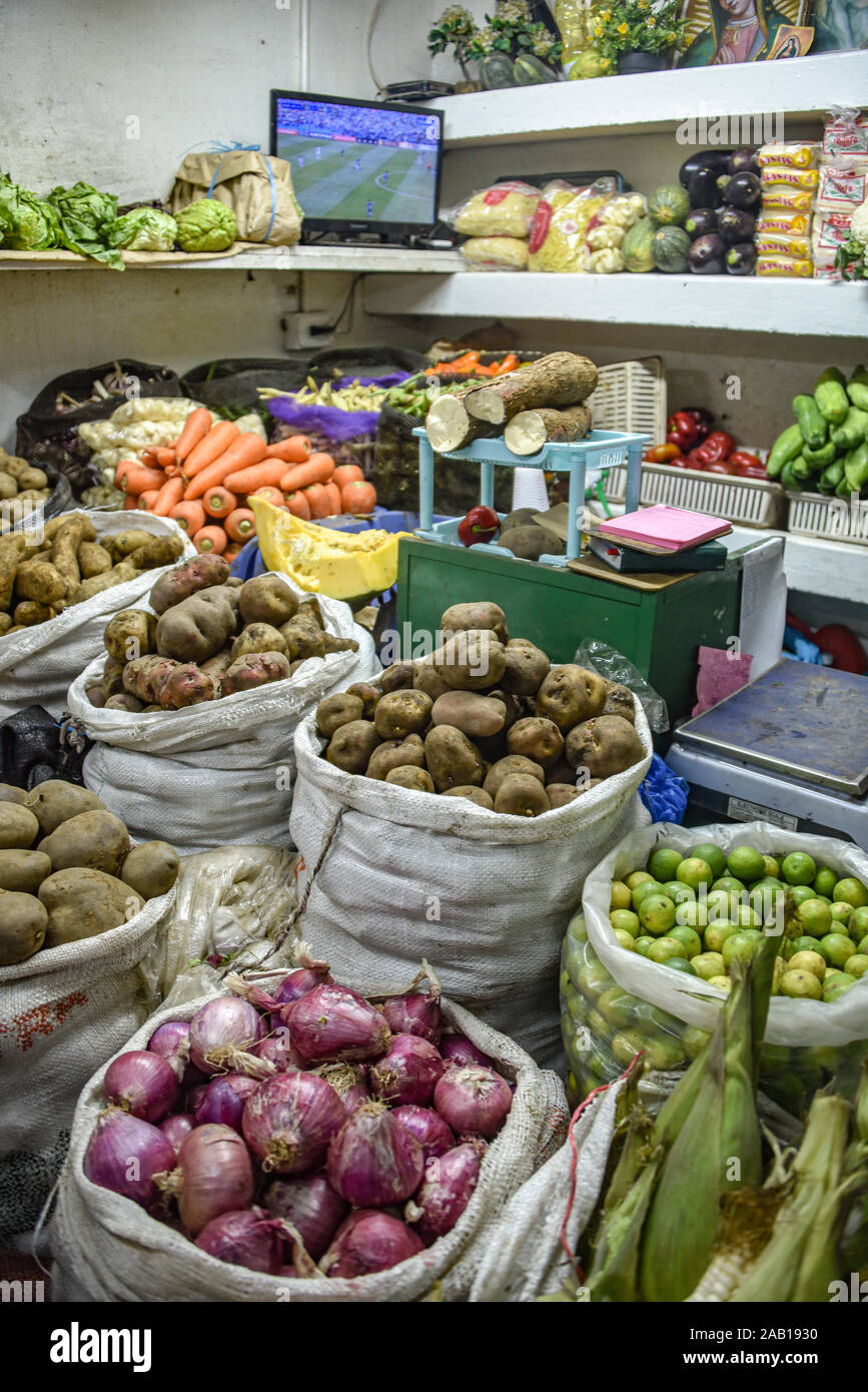 Lima, Perù - Nov 17, 2019: un ben fornito di frutta e verdura in stallo Lima il Mercado Central Foto Stock