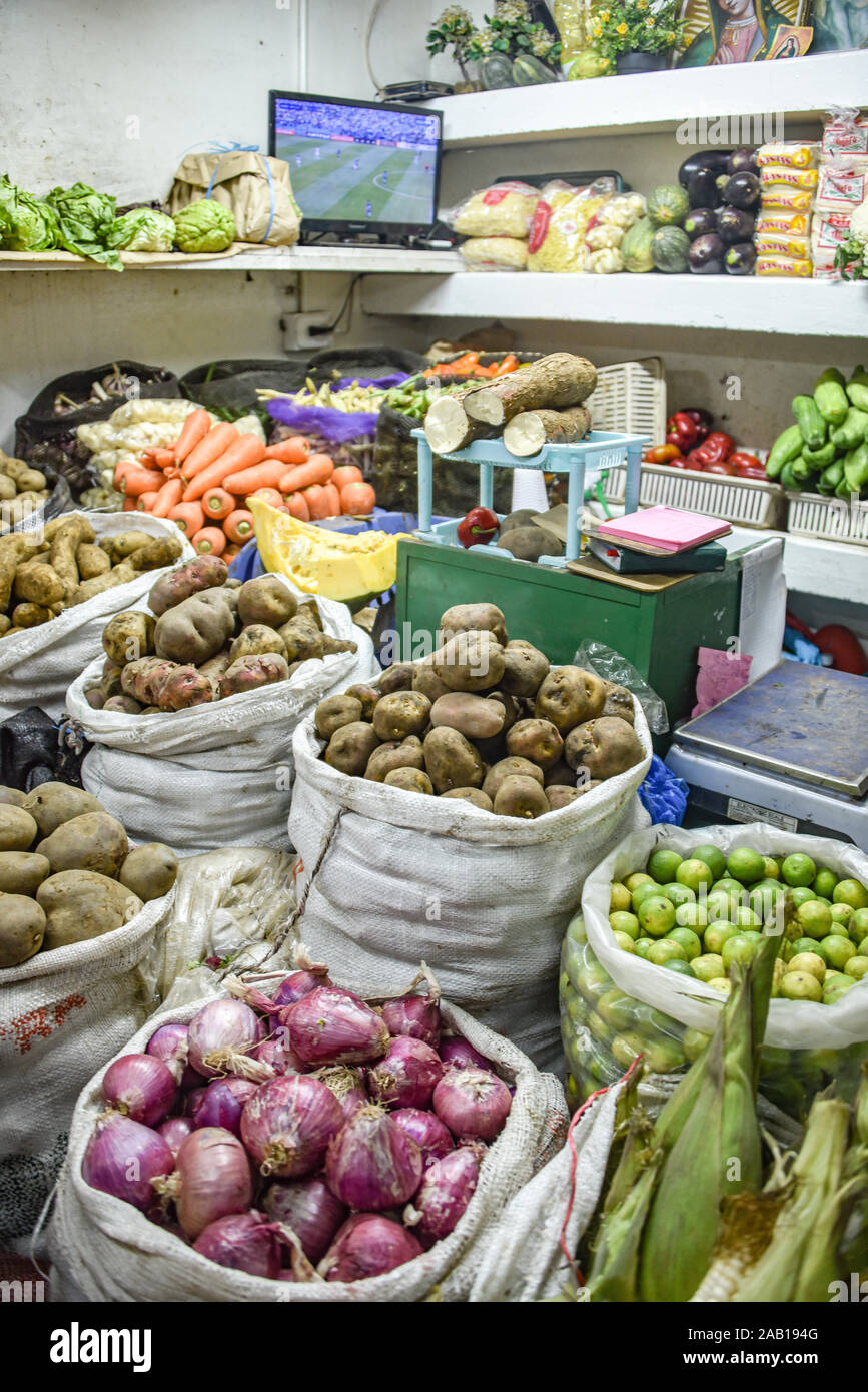 Lima, Perù - Nov 17, 2019: un ben fornito di frutta e verdura in stallo Lima il Mercado Central Foto Stock