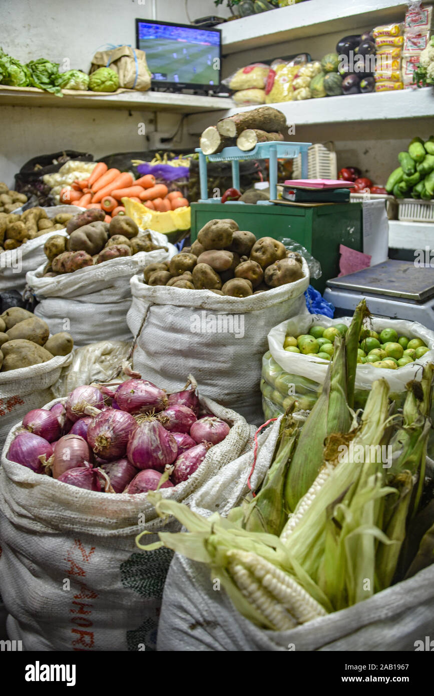 Lima, Perù - Nov 17, 2019: un ben fornito di frutta e verdura in stallo Lima il Mercado Central Foto Stock