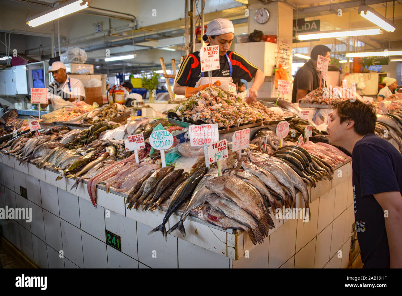 Lima, Perù - Nov 17, 2019: pesce fresco e frutti di mare in vendita a Lima il Mercado Central Foto Stock