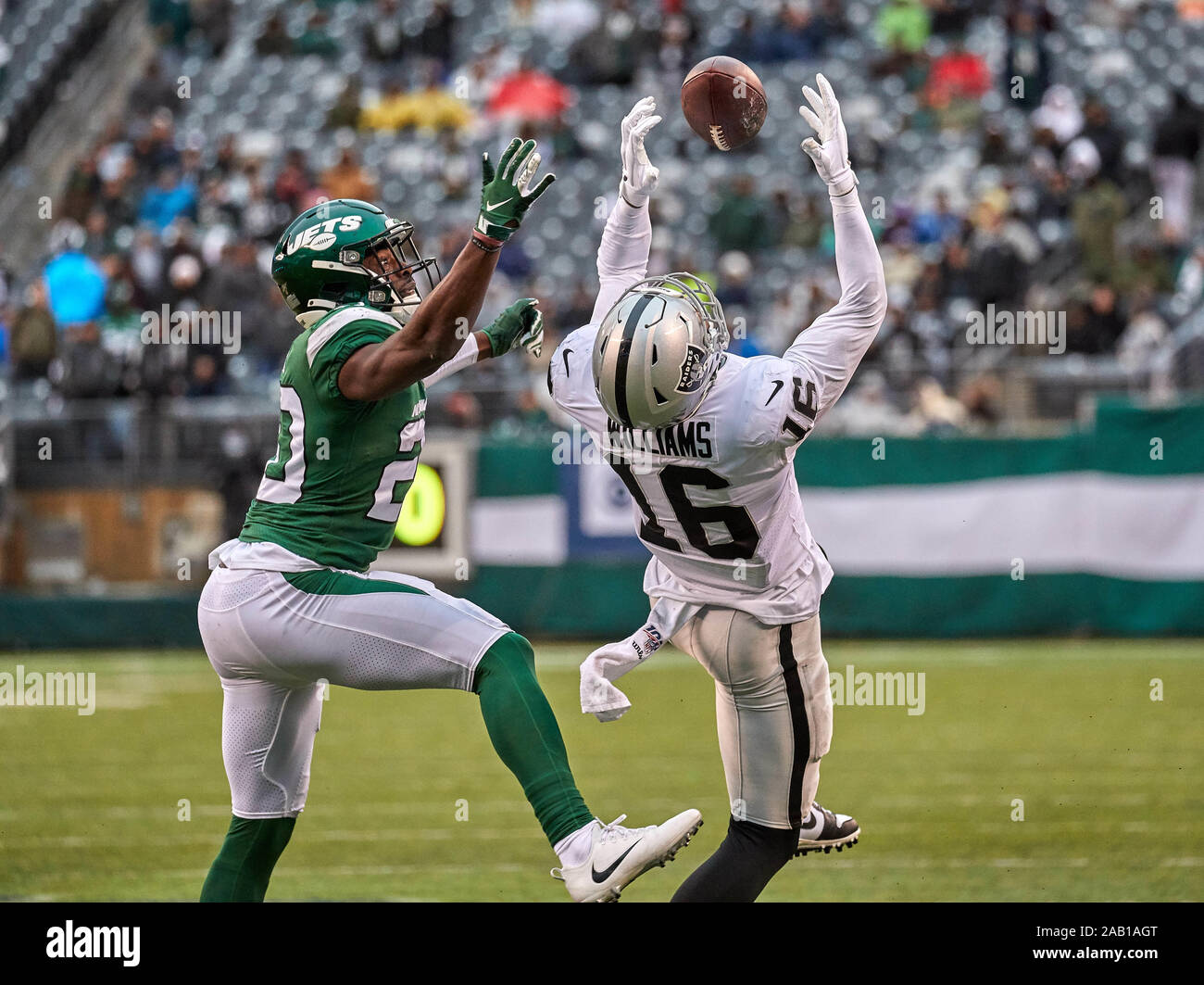 East Rutherford, New Jersey, USA. 24 Novembre, 2019. New York getti di sicurezza libero Marcus Maye (20) rompe un pass destinati ad Oakland Raiders wide receiver Tyrell Williams (16) durante un gioco di NFL tra Oakland Raiders e il New York getti alla MetLife Stadium di East Rutherford, New Jersey. Duncan Williams/CSM/Alamy Live News Foto Stock