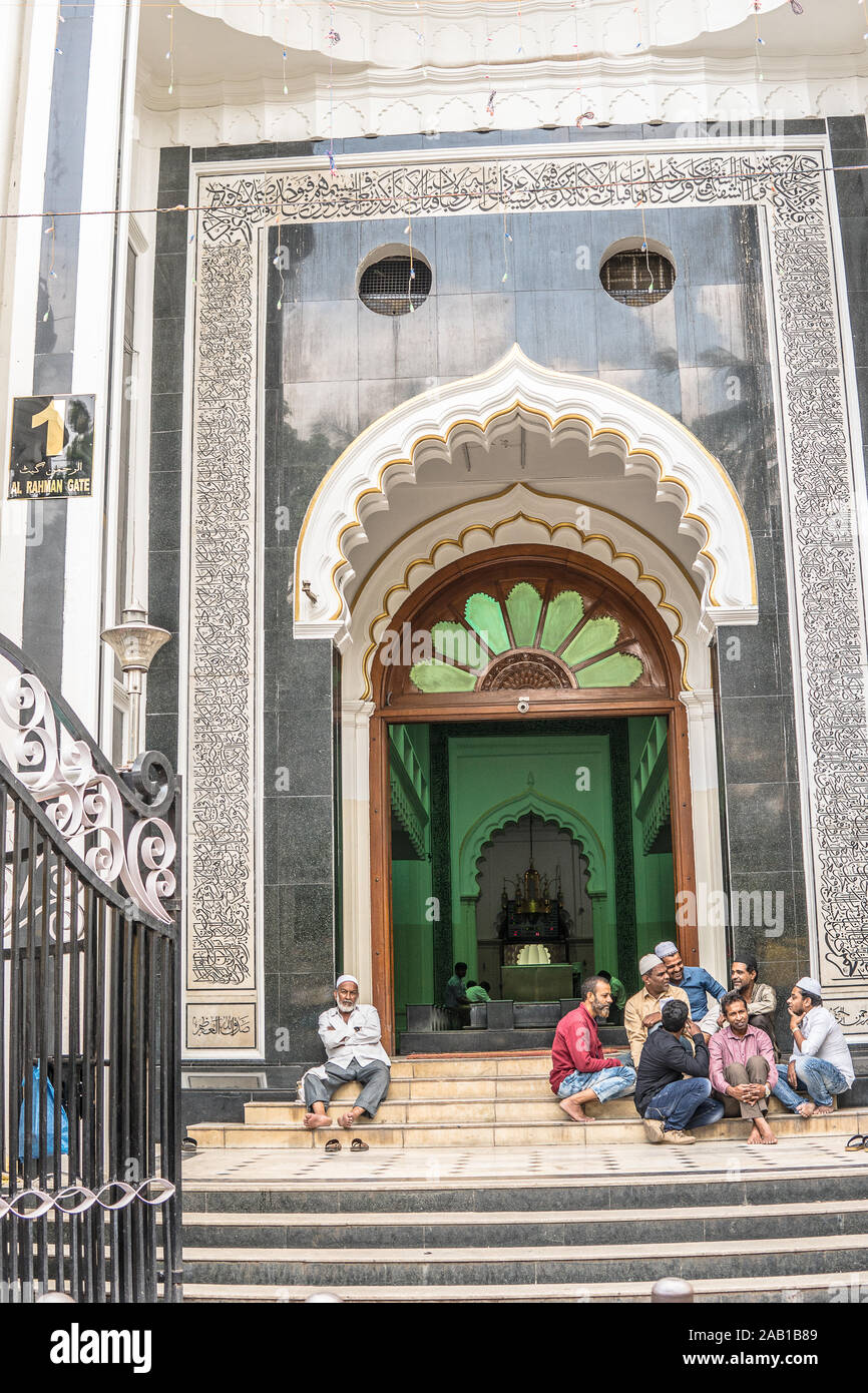 Città Bengaluru, islamica Jamia Masjid moschea, la religione dell Islam, alte torri bianche con Luna oro in forma di mezzaluna e stella come simbolo islamico Foto Stock