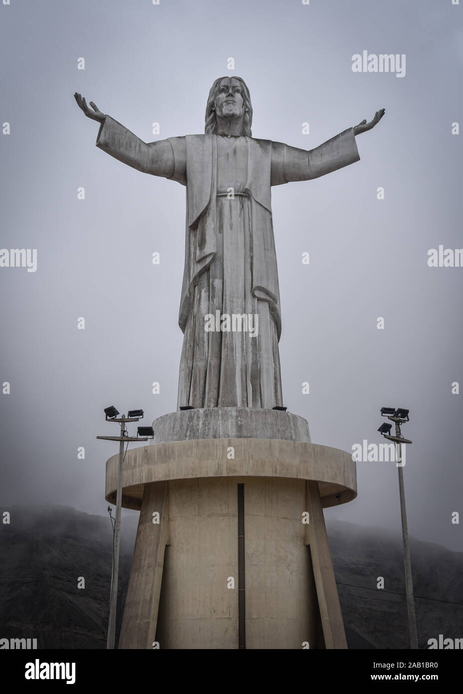 Lima, Perù - Nov 17, 2019: Cristo del Pacifico un monumento domina la città di Lima Foto Stock