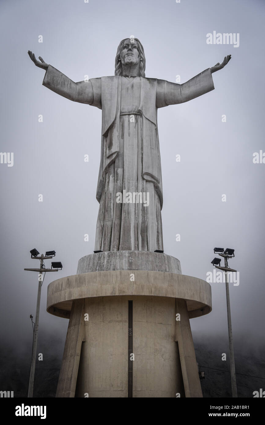 Lima, Perù - Nov 17, 2019: Cristo del Pacifico un monumento domina la città di Lima Foto Stock