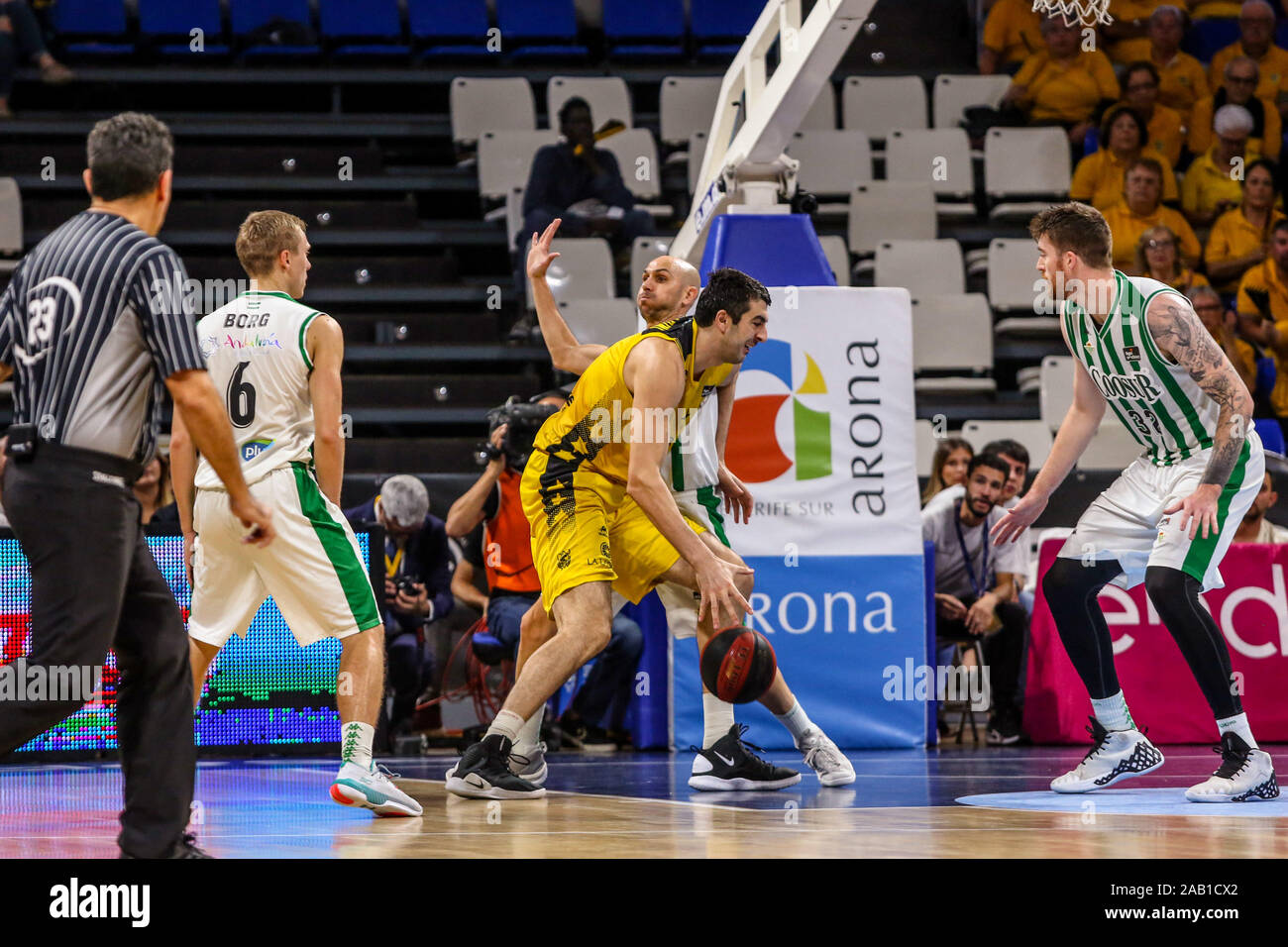 San Cristobal della Laguna, Spagna. 24 Novembre, 2019. Il decimo giorno del campionato della Liga ACB Endesa, l'Iberostar Tenerife, ancora una volta, ribalta il punteggio nei minuti finali riuscendo ad imporsi su Coosur Real Betis 94-89 (foto di Davide Di Lalla/Pacific Stampa) Credito: Pacific Press Agency/Alamy Live News Foto Stock