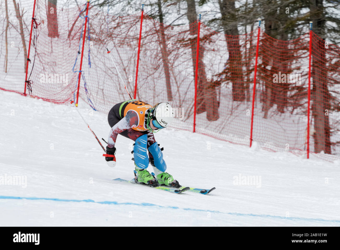 Quebec, Canada. Uno sciatore compete in Super Serie gli esperti di sport Ladies slalom gara tenutasi a Val Saint-Come Foto Stock