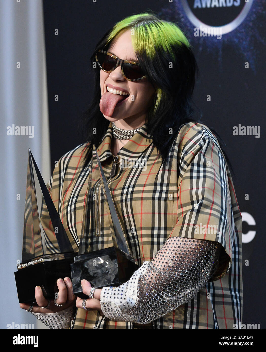 Los Angeles, Stati Uniti. 24 Novembre, 2019. Il cantante Billie Eilish appare dietro le quinte con i suoi premi per nuova artista dell'anno e artista alternativi, durante la quarantasettesima annuale degli American Music Awards presso il Microsoft Theatre di Los Angeles, domenica 24 novembre, 2019. Foto di Jim Ruymen/UPI Credito: UPI/Alamy Live News Foto Stock