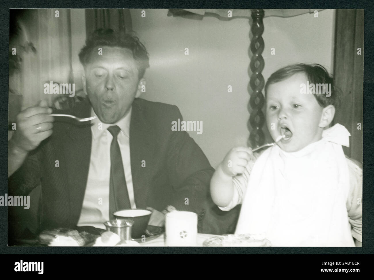 Europa, Deutschland, Amburgo, Vater und Sohn genießen in der Nachkriegszeit ihr Essen, 1950er Jahre . / Europa, Germania, Amburgo, padre e figlio godendo il loro pasto nel dopoguerra, 1950th . Foto Stock