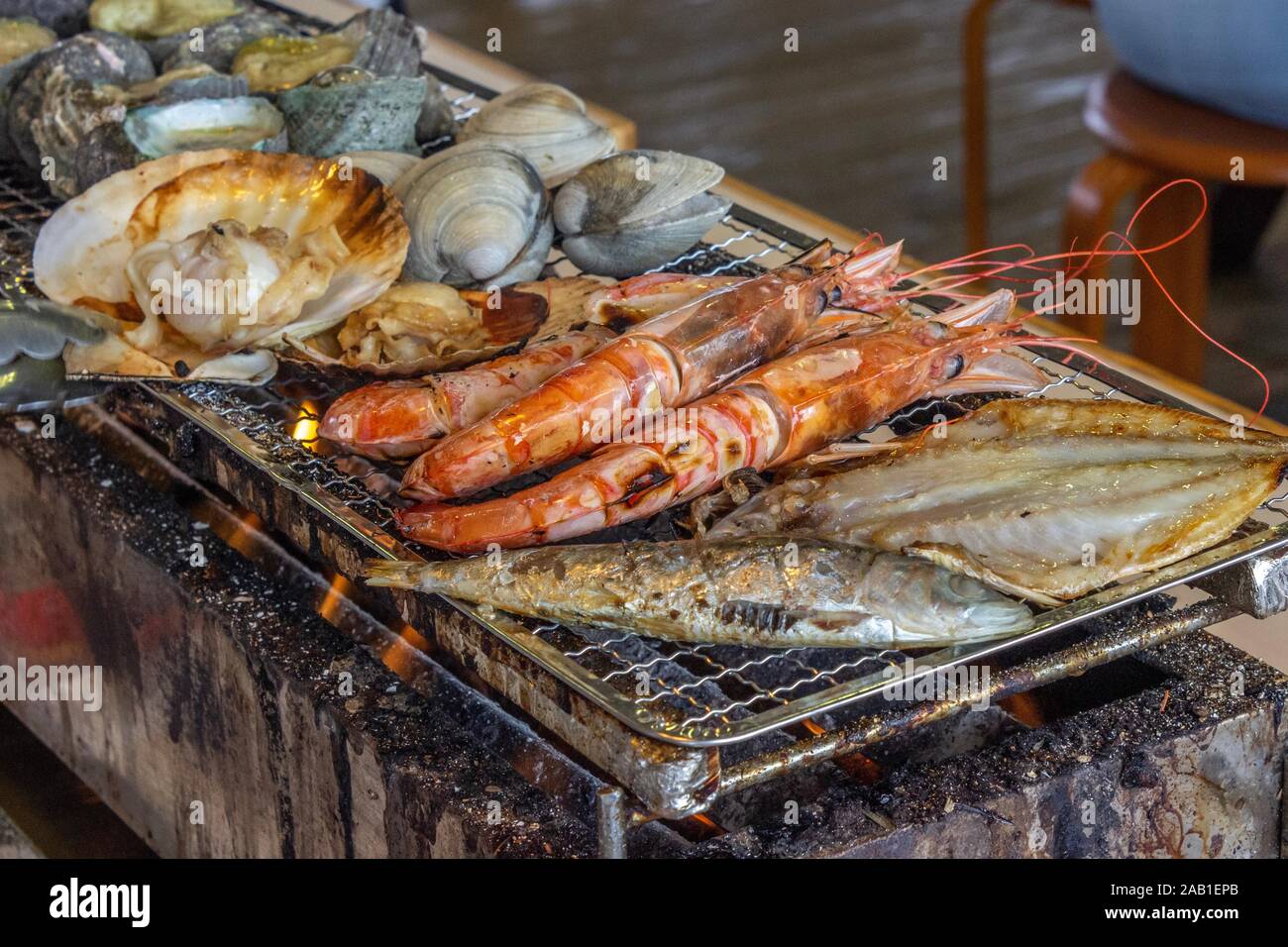 Turbante guscio,clam,Quahog,gamberetti,smerlo guscio,sugarello, Carbone-pesce alla griglia.a Chiba-ken GIAPPONE Foto Stock