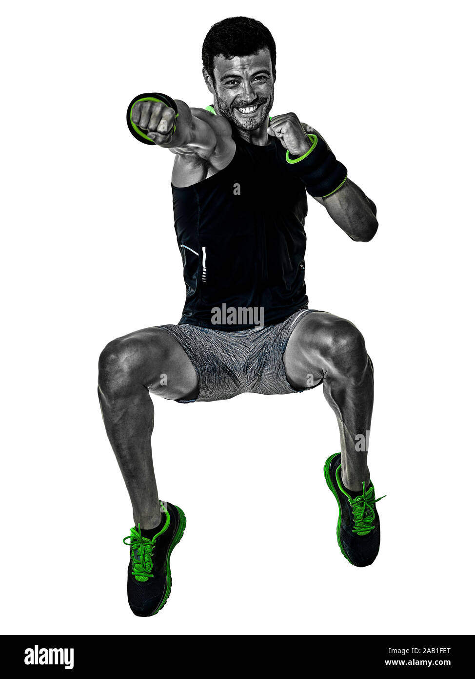 Uno caucasico uomo fitness esercizio cardio esercizi di boxe in studio isolato su sfondo bianco Foto Stock