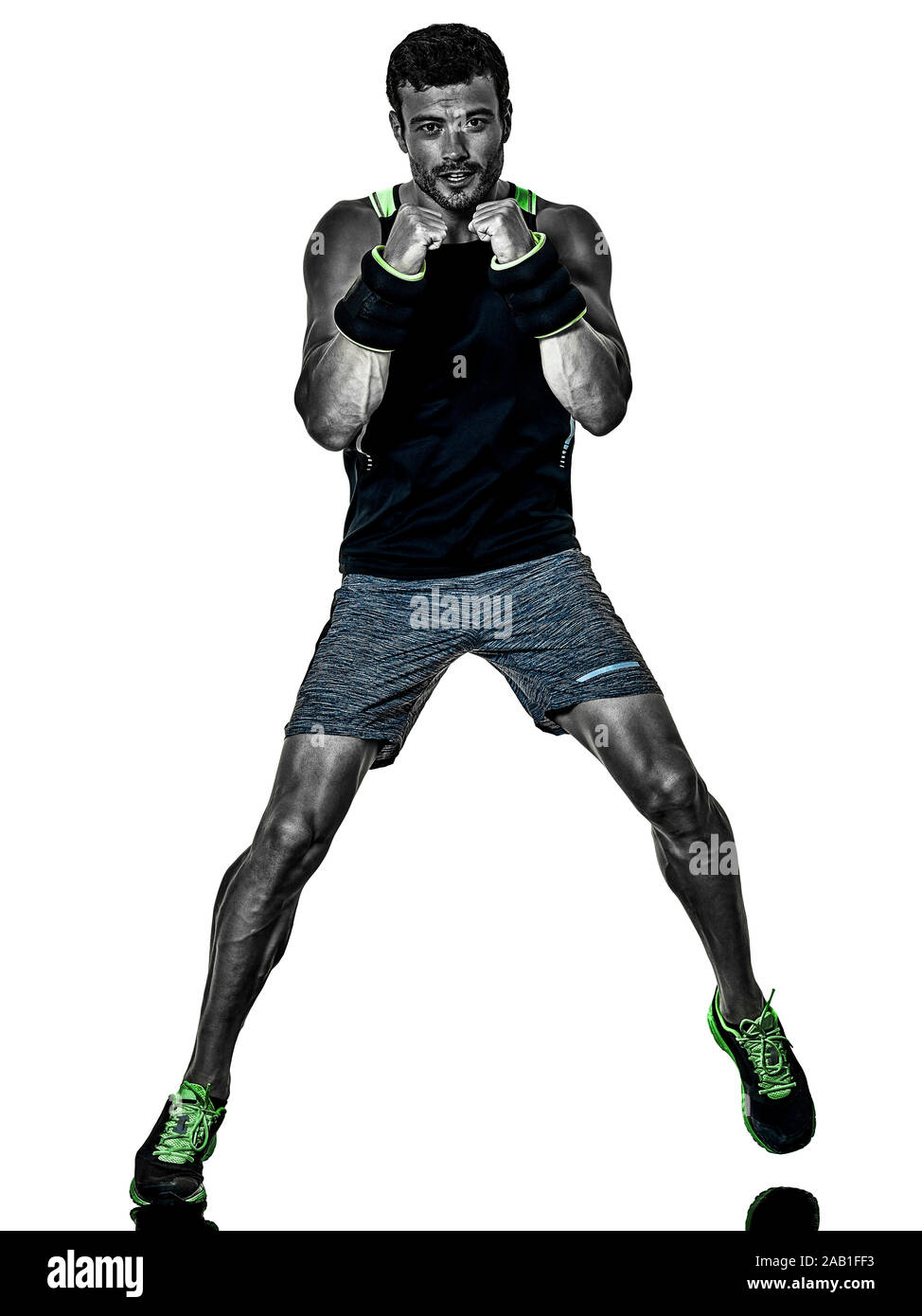 Uno caucasico uomo fitness esercizio cardio esercizi di boxe in studio isolato su sfondo bianco Foto Stock