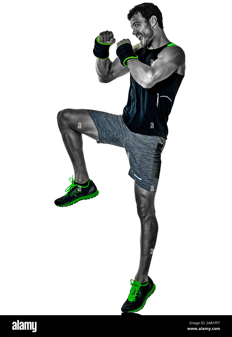 Uno caucasico uomo fitness esercizio cardio esercizi di boxe in studio isolato su sfondo bianco Foto Stock