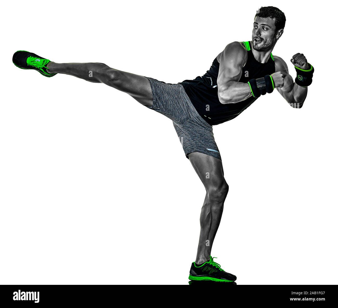 Uno caucasico uomo fitness esercizio cardio esercizi di boxe in studio isolato su sfondo bianco Foto Stock