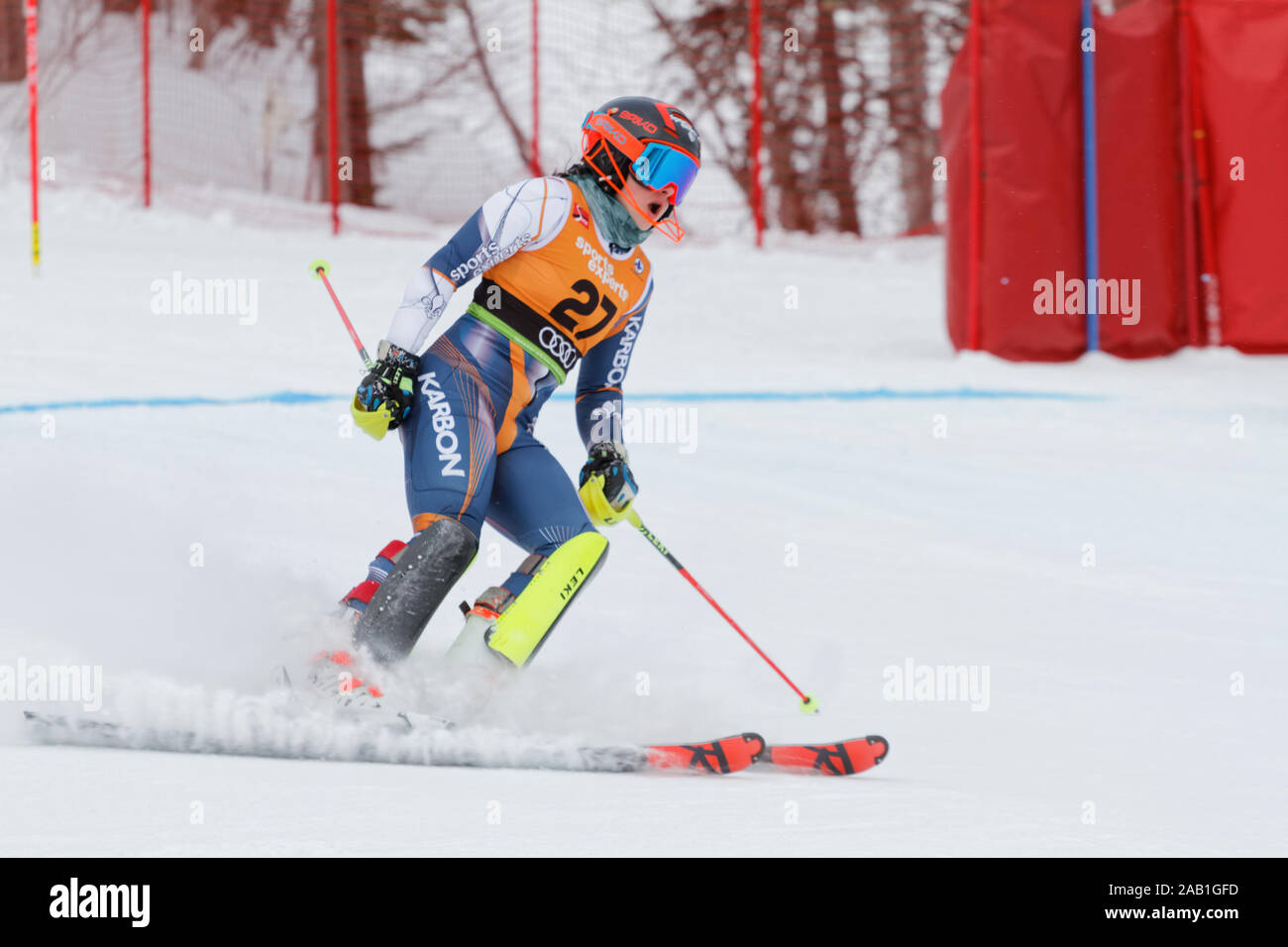 Quebec, Canada. Uno sciatore compete in Super Serie gli esperti di sport Ladies slalom gara tenutasi a Val Saint-Come Foto Stock