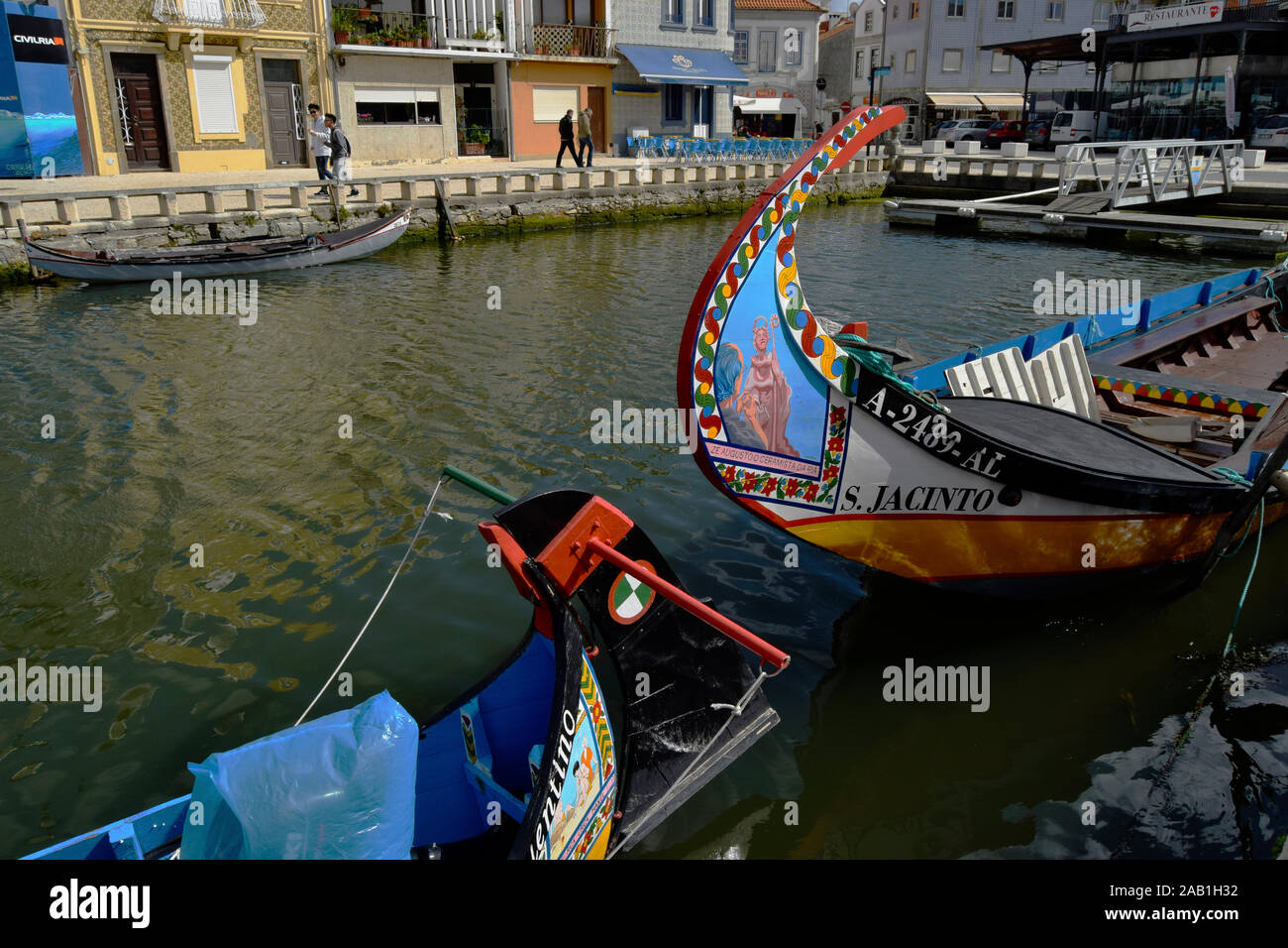 Moliceiro canal boat vicino al Mercado de Piexe Aveiro Portogallo Foto Stock