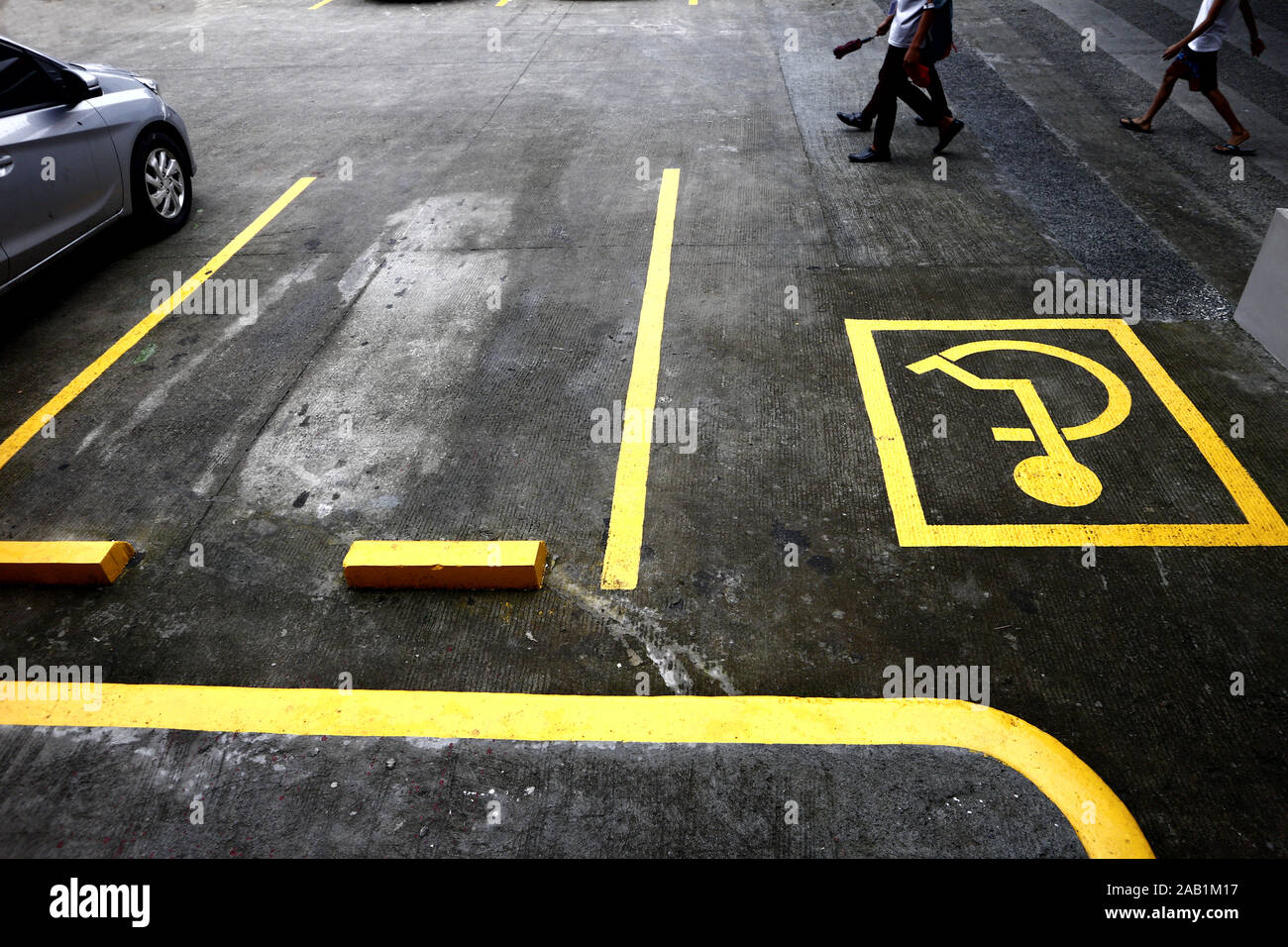 Foto di un vuoto PWD slot di parcheggio in un parcheggio Foto Stock