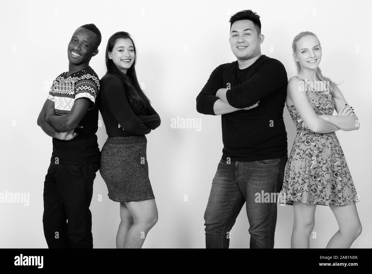 Felice gruppo diversificato di multi etnico amici sorridente con le braccia incrociate insieme dorso a dorso Foto Stock