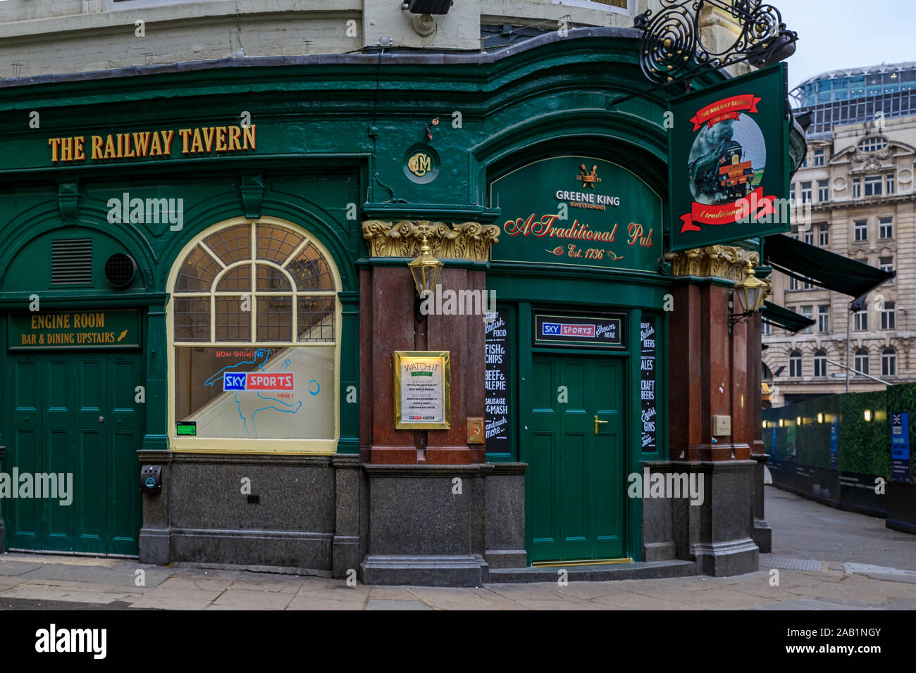 Londra, Inghilterra - 14 Gennaio 2018: La Ferrovia taverna, una delle marche di Greene King fondata nel 1799 ora il paese leader nella pub rivenditore con 2700 pub Foto Stock