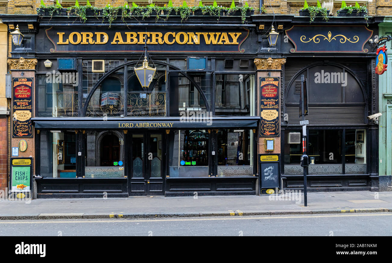 Londra, Inghilterra - 14 Gennaio 2018: Signore Aberconway, vecchio pub Vittoriano un eccentrico vibe e un ambiente tradizionale, popolare con i lavoratori della città e per i turisti Foto Stock