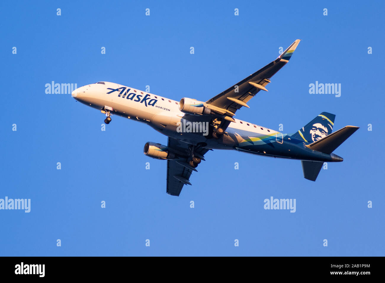 Nov 23, 2019 San Francisco / CA / STATI UNITI D'AMERICA - vista al tramonto di Alaska Airlines gli aeromobili in avvicinamento l'Aeroporto Internazionale di San Francisco (SFO) e la preparazione di fo Foto Stock