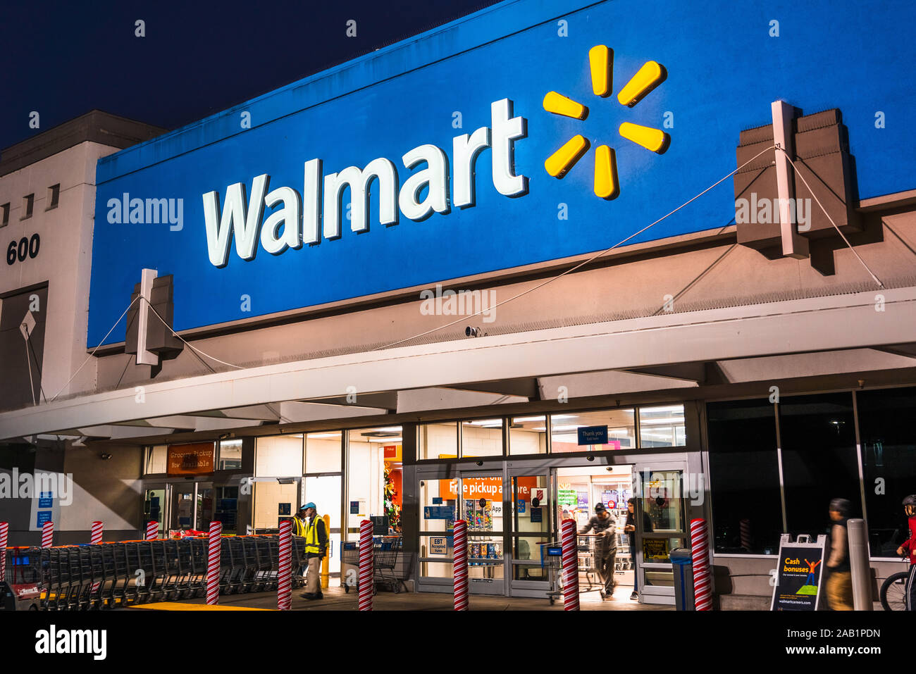 Nov 23, 2019 Mountain View / CA/ STATI UNITI D'AMERICA - People shopping a Walmart in serata, South San Francisco Bay Area Foto Stock