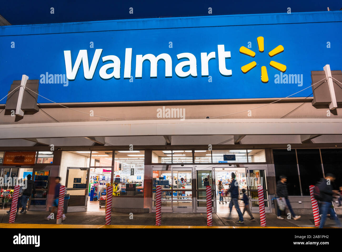 Nov 23, 2019 Mountain View / CA/ STATI UNITI D'AMERICA - People shopping a Walmart in serata, South San Francisco Bay Area Foto Stock
