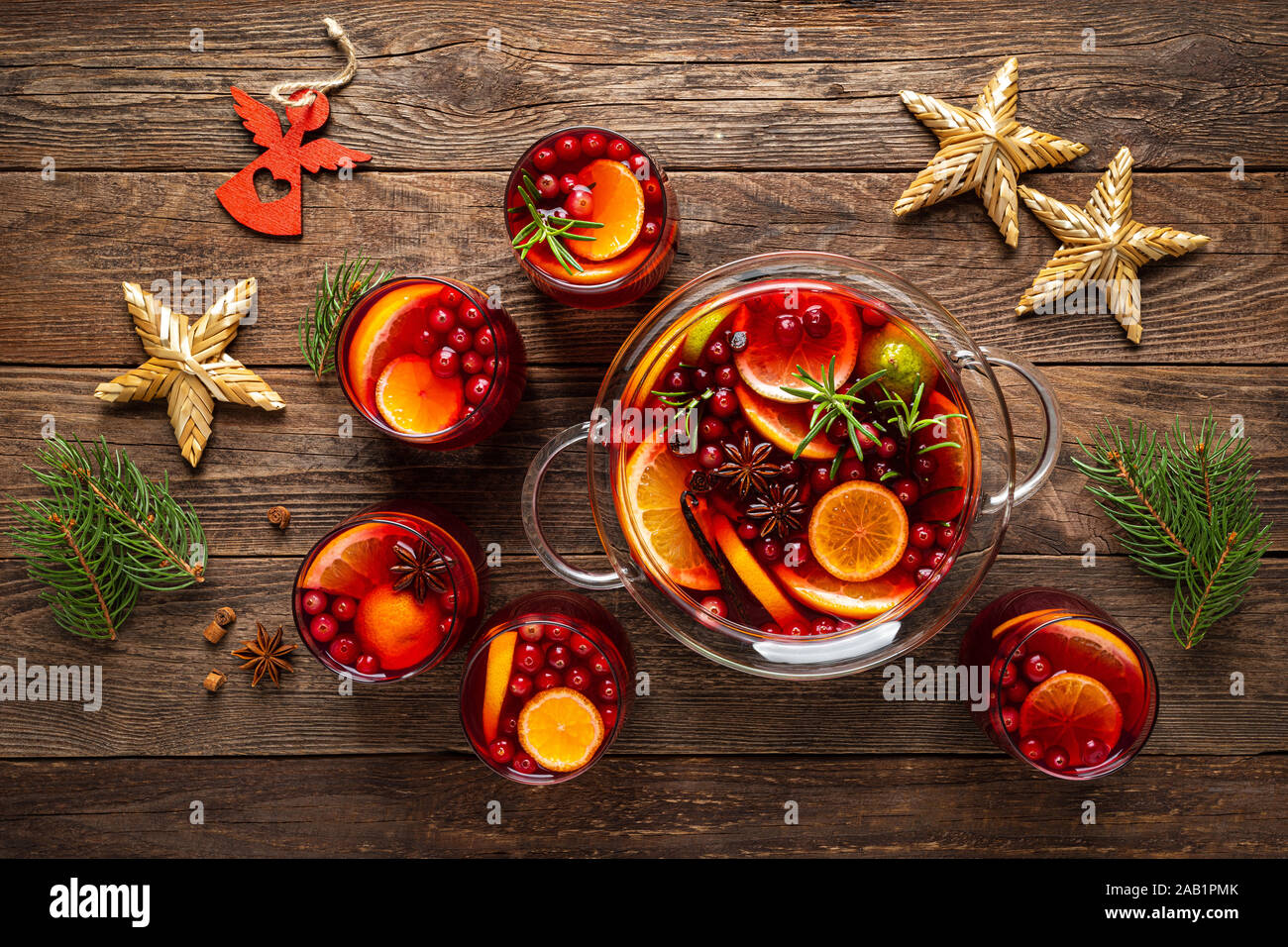 Punzone di natale. Festive red hot toddy cocktail e drink con mirtilli e agrumi Foto Stock