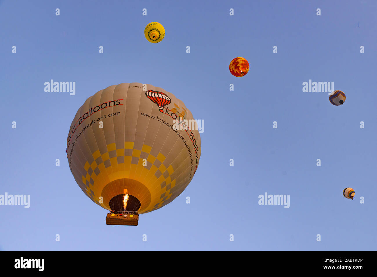 Volare i palloni ad aria calda nel cielo a Goreme, Cappadocia, Turchia Foto Stock