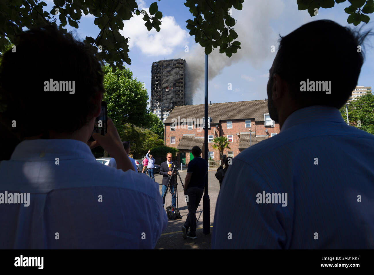 Curiosi a guardare la torre Grenfell fire. Grenfell torre era un 24 piani di blocco di appartamenti parte di Lancaster West Station wagon, un alloggiamento del consiglio COMPL Foto Stock