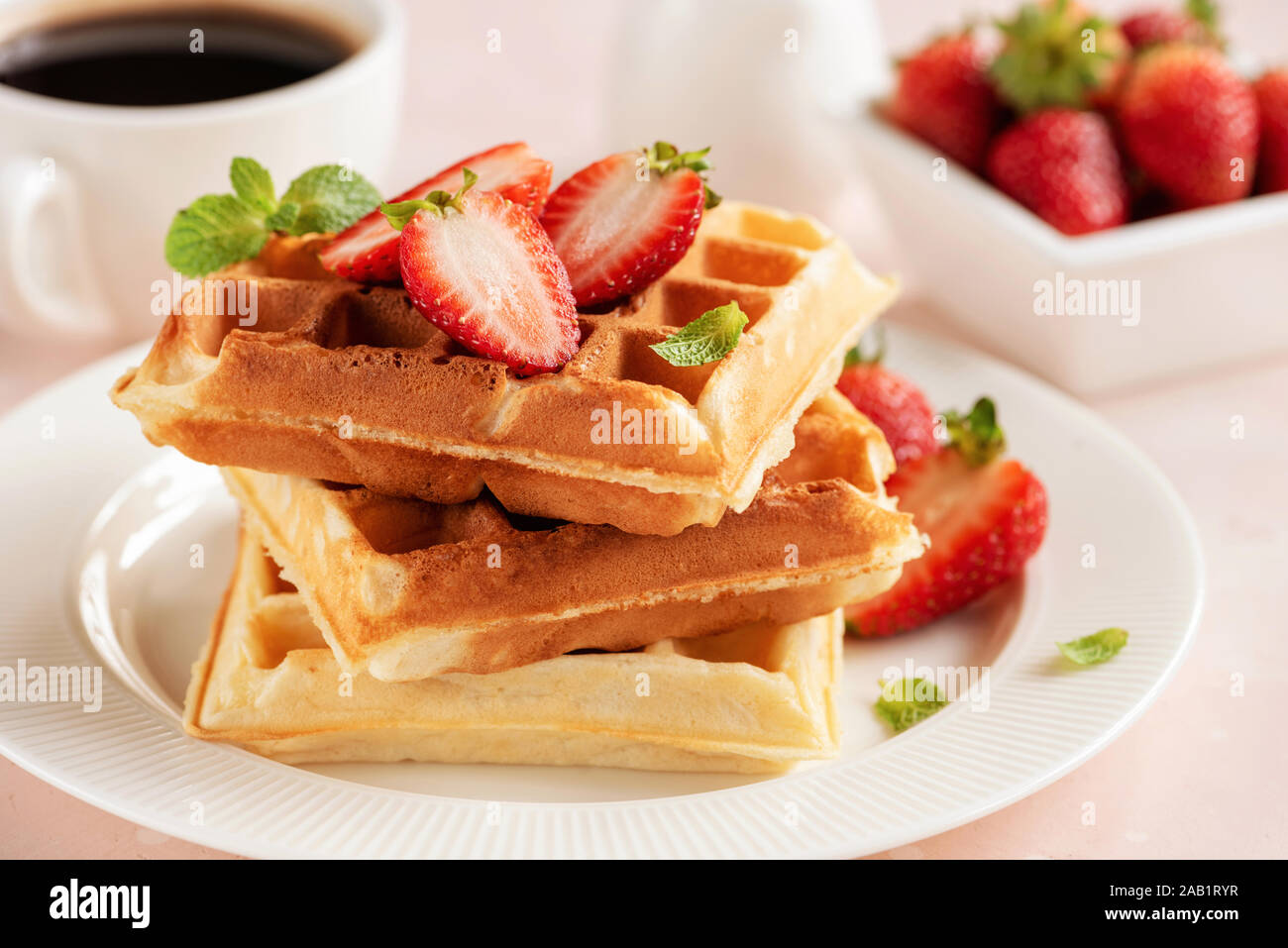 Gustose cialde belghe con bacche Closeup vista. Croccanti frittelle dorate Foto Stock