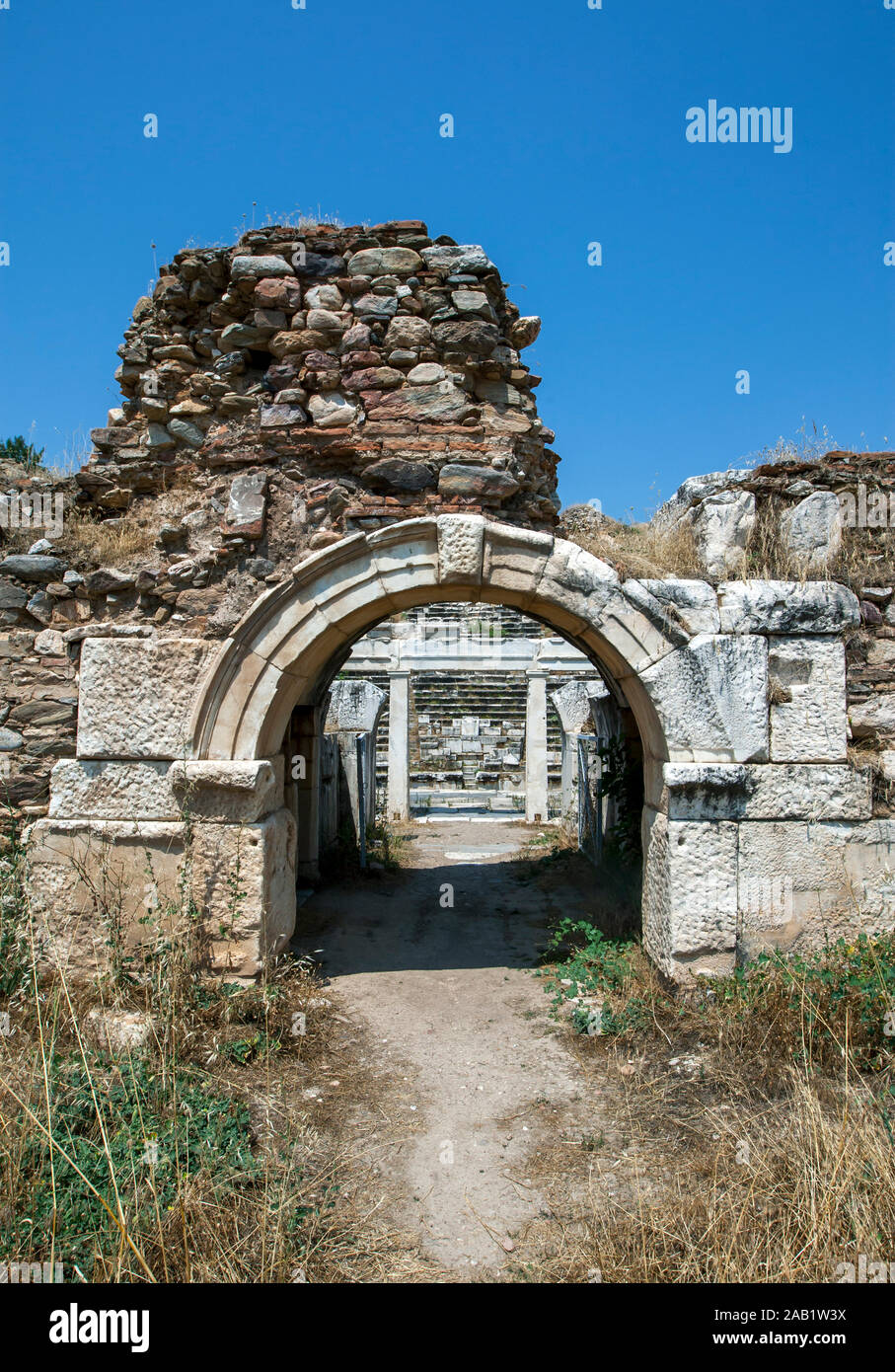 Un arco che conduce ai resti della sede 7000 Capacità di marmo bianco al teatro antico sito di Aphrodisias in Turchia. Foto Stock