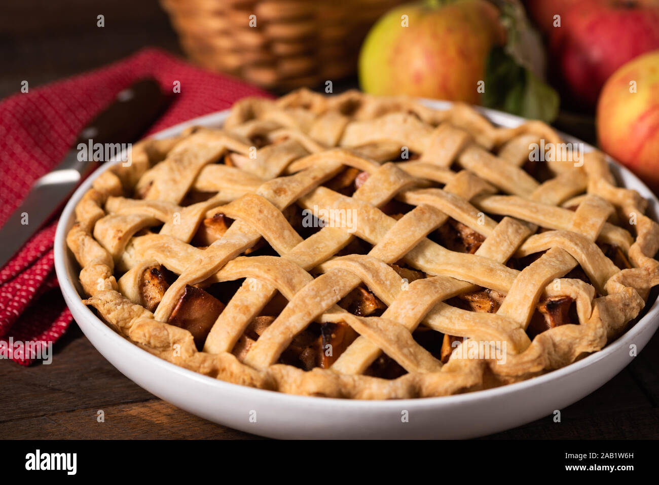 Torta di mele con tutto il grano crosta di reticolo in una teglia. Primo piano. Tradizionale American caduta cuocere Foto Stock