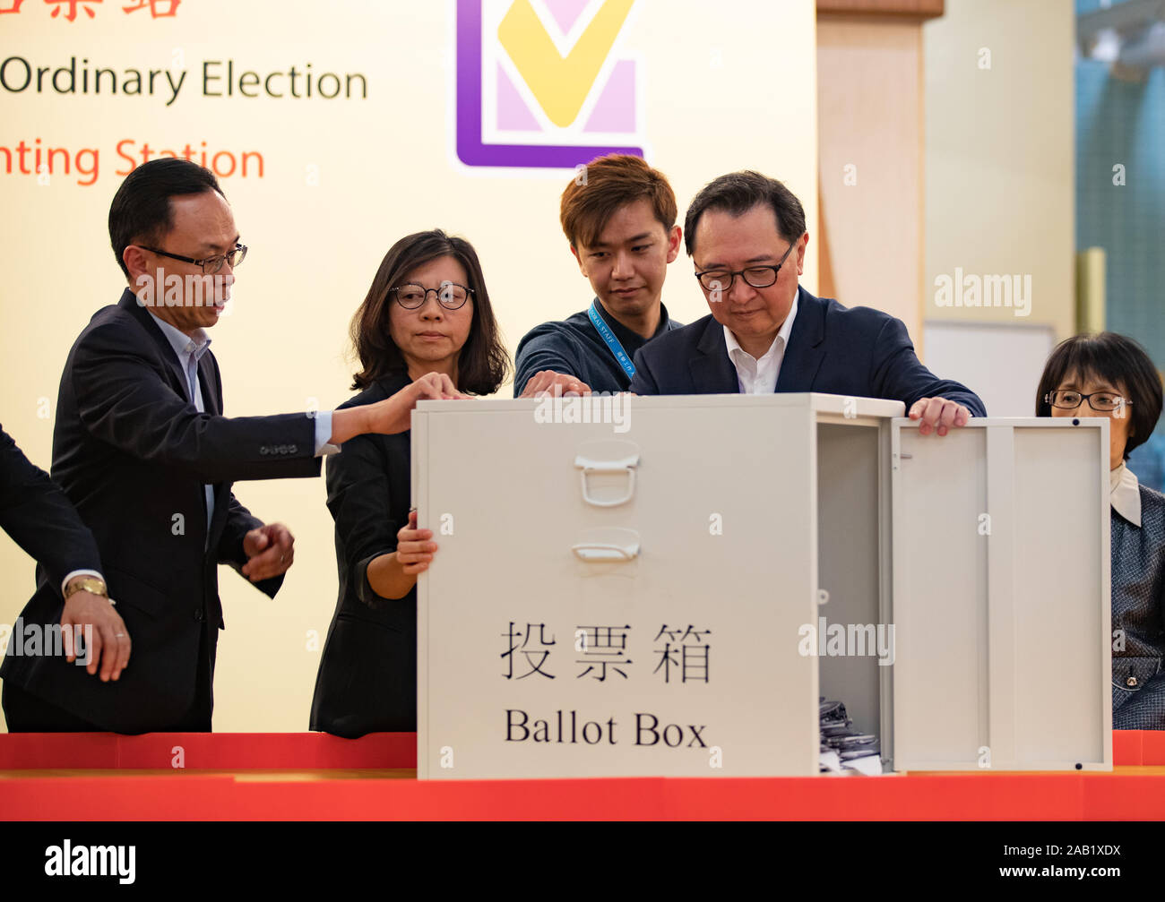 Hong Kong, Cina. 24 Novembre, 2019. Il presidente della RAS di Hong Kong elettorale commissione Affari (EAC) Barnaba Fung (secondo da destra) apre un urna in corrispondenza di una stazione di polling.quasi 3 milioni i cittadini di Hong Kong votare la domenica del distretto di elezioni del Consiglio in occasione del referendum gara tra i pro-democrazia camp e pro-Pechino camp dopo oltre cinque mesi di turbolenze nella città. L affluenza alle urne è stata confermata con almeno 71,2% di 4,1 milioni di euro registrati al voto. Credito: SOPA Immagini limitata/Alamy Live News Foto Stock