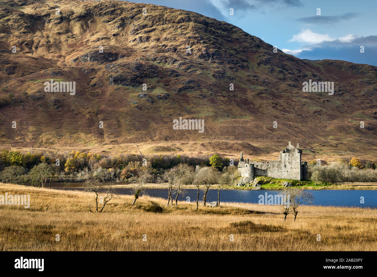 Questa è le rovine di Kilchurn Castle sul bordo del Loch Awe nelle Highlands scozzesi Foto Stock