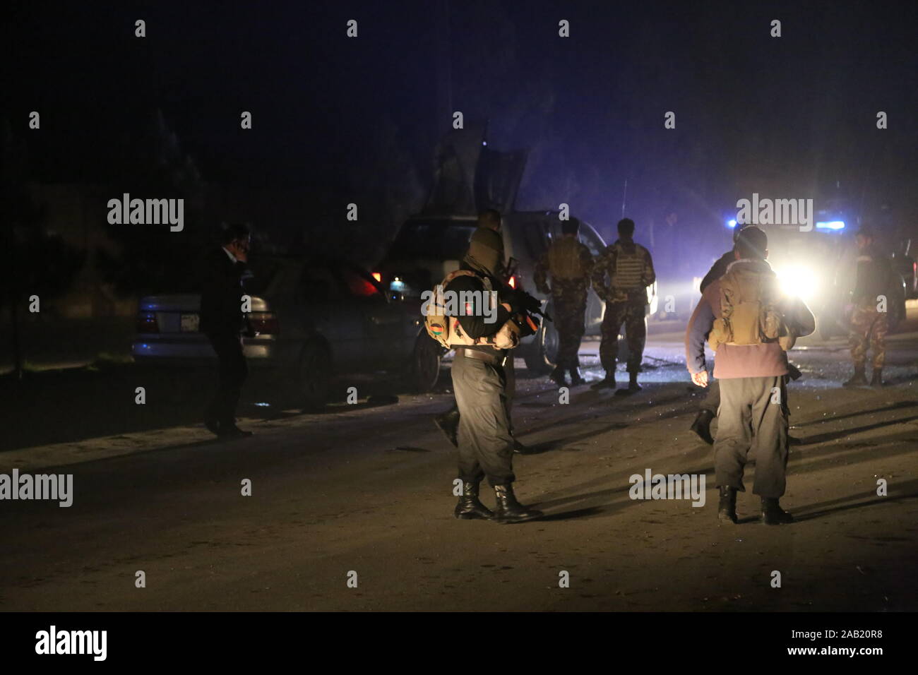 A Kabul, Afghanistan. 24 Novembre, 2019. Membri delle forze di sicurezza ispezionare il sito di esplosione a Kabul, Afghanistan, nov. 24, 2019. La missione delle Nazioni Unite in Afghanistan ha condannato un attentato alla bomba che rivendicano la vita di un internazionale delle Nazioni Unite membro dello staff a Kabul, detta una dichiarazione della missione di raggiungere Xinhua il lunedì. Credito: Sayed Mominzadah/Xinhua/Alamy Live News Foto Stock