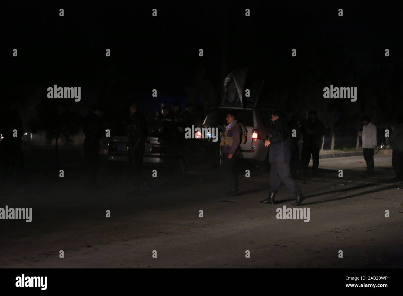 A Kabul, Afghanistan. 24 Novembre, 2019. Membri delle forze di sicurezza ispezionare il sito di esplosione a Kabul, Afghanistan, nov. 24, 2019. La missione delle Nazioni Unite in Afghanistan ha condannato un attentato alla bomba che rivendicano la vita di un internazionale delle Nazioni Unite membro dello staff a Kabul, detta una dichiarazione della missione di raggiungere Xinhua il lunedì. Credito: Sayed Mominzadah/Xinhua/Alamy Live News Foto Stock