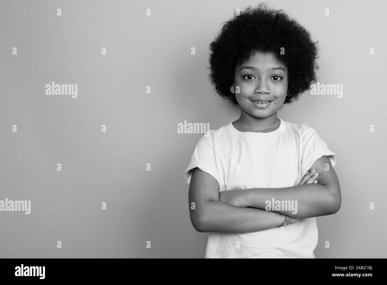 I giovani africani carina ragazza con i capelli Afro in bianco e nero Foto Stock