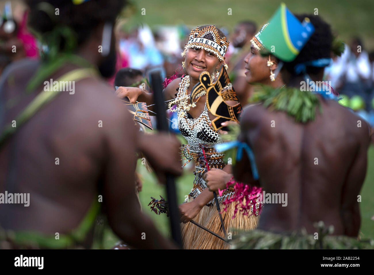 Ballerini tradizionali eseguire per il Principe del Galles per partecipare ad un evento comunitario incentrato su oceani al Lawson Tama Stadium di Honiara, durante il giorno e tre del royal visita alle isole Salomone. Foto di PA. Picture Data: lunedì 25 novembre, 2019. Vedere PA storia ROYAL Charles. Foto di credito dovrebbe leggere: Victoria Jones/filo PA Foto Stock