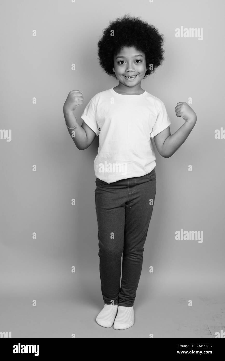 I giovani africani carina ragazza con i capelli Afro in bianco e nero Foto Stock