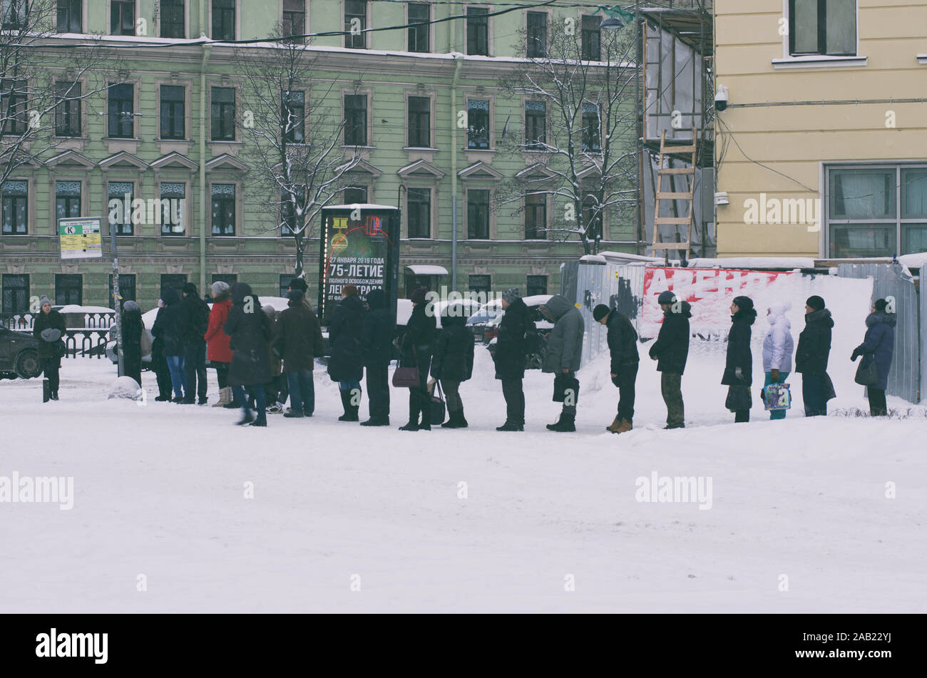 San Pietroburgo, Russia - 24 Gennaio 2019: coda di persone presso la fermata del bus in un cupo mattina in inverno Foto Stock