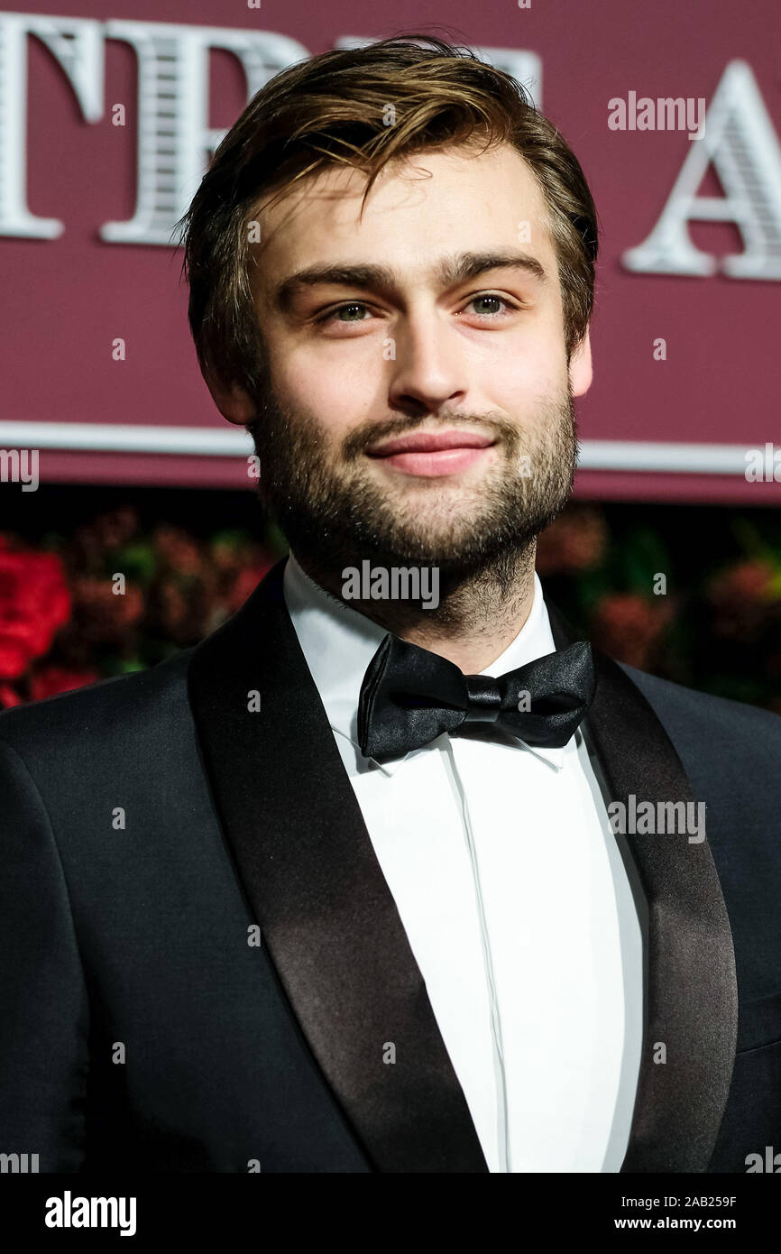 London Coliseum di Londra, Regno Unito. Il 24 novembre 2019. Douglas Booth pone al sessantacinquesimo Evening Standard Theatre Awards. . Foto di Julie Edwards./Alamy Live News Foto Stock