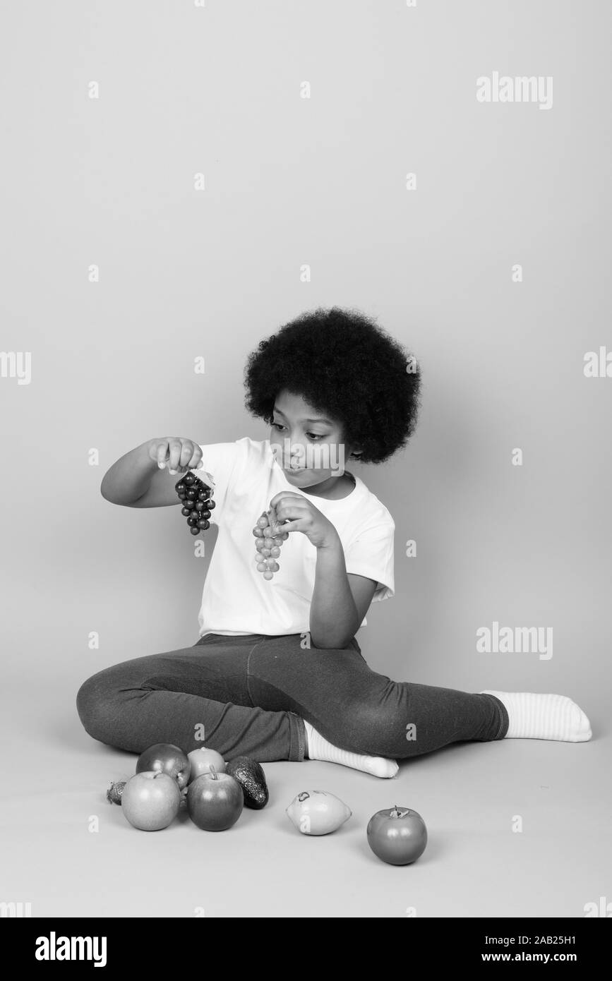 I giovani africani carina ragazza con i capelli Afro in bianco e nero Foto Stock