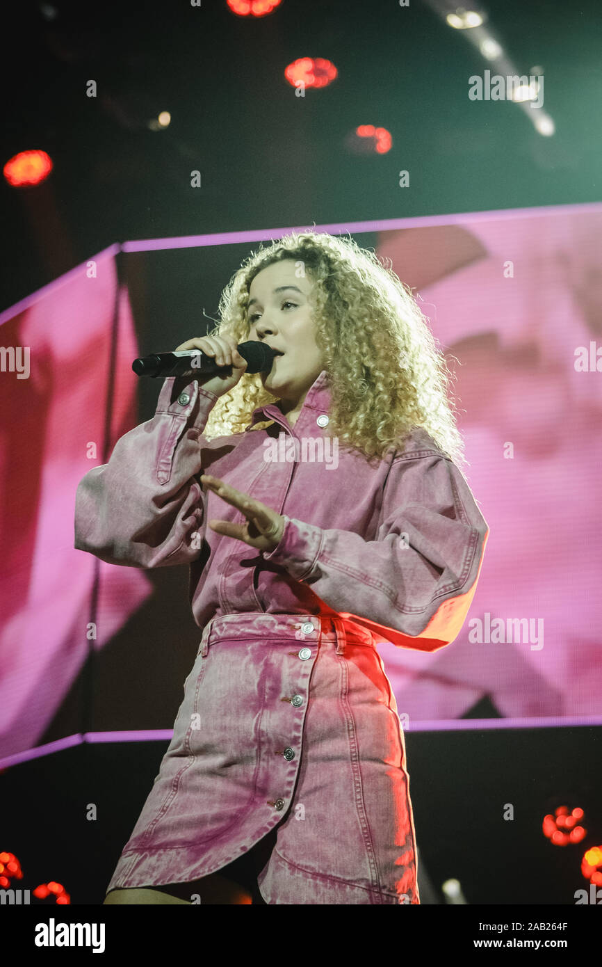 Zurigo, Svizzera. 22nd, novembre 2019. Il Norvegese cantante e cantautore Emma Steinbakken esegue un concerto dal vivo durante la Energy Star notte 2019 al Hallenstadion di Zurigo. (Photo credit: Gonzales foto - Tilman Jentzsch). Foto Stock