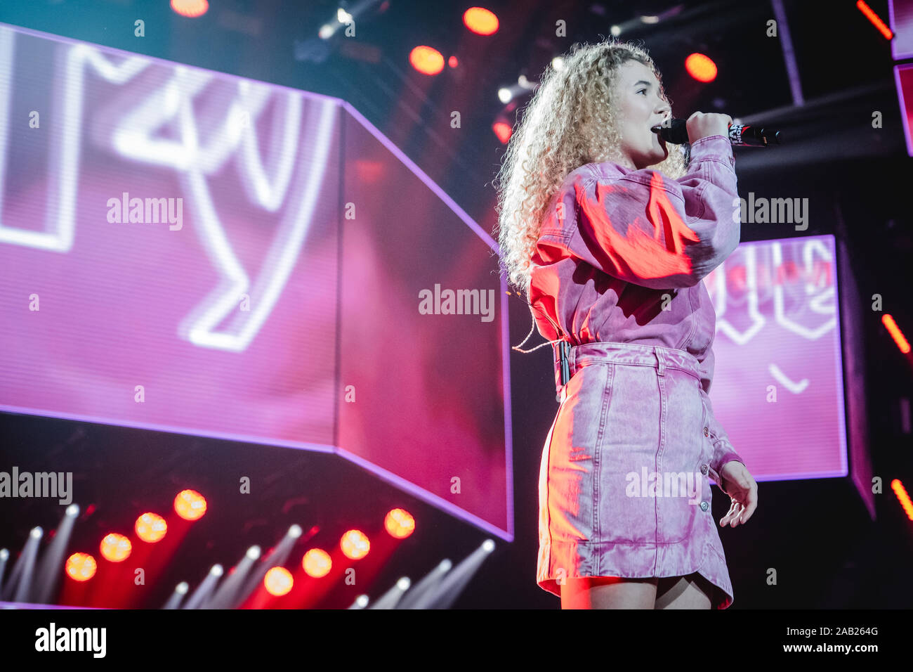 Zurigo, Svizzera. 22nd, novembre 2019. Il Norvegese cantante e cantautore Emma Steinbakken esegue un concerto dal vivo durante la Energy Star notte 2019 al Hallenstadion di Zurigo. (Photo credit: Gonzales foto - Tilman Jentzsch). Foto Stock