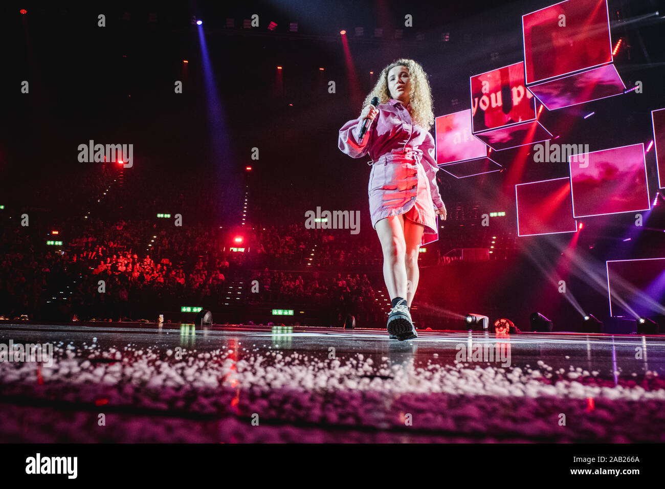 Zurigo, Svizzera. 22nd, novembre 2019. Il Norvegese cantante e cantautore Emma Steinbakken esegue un concerto dal vivo durante la Energy Star notte 2019 al Hallenstadion di Zurigo. (Photo credit: Gonzales foto - Tilman Jentzsch). Foto Stock