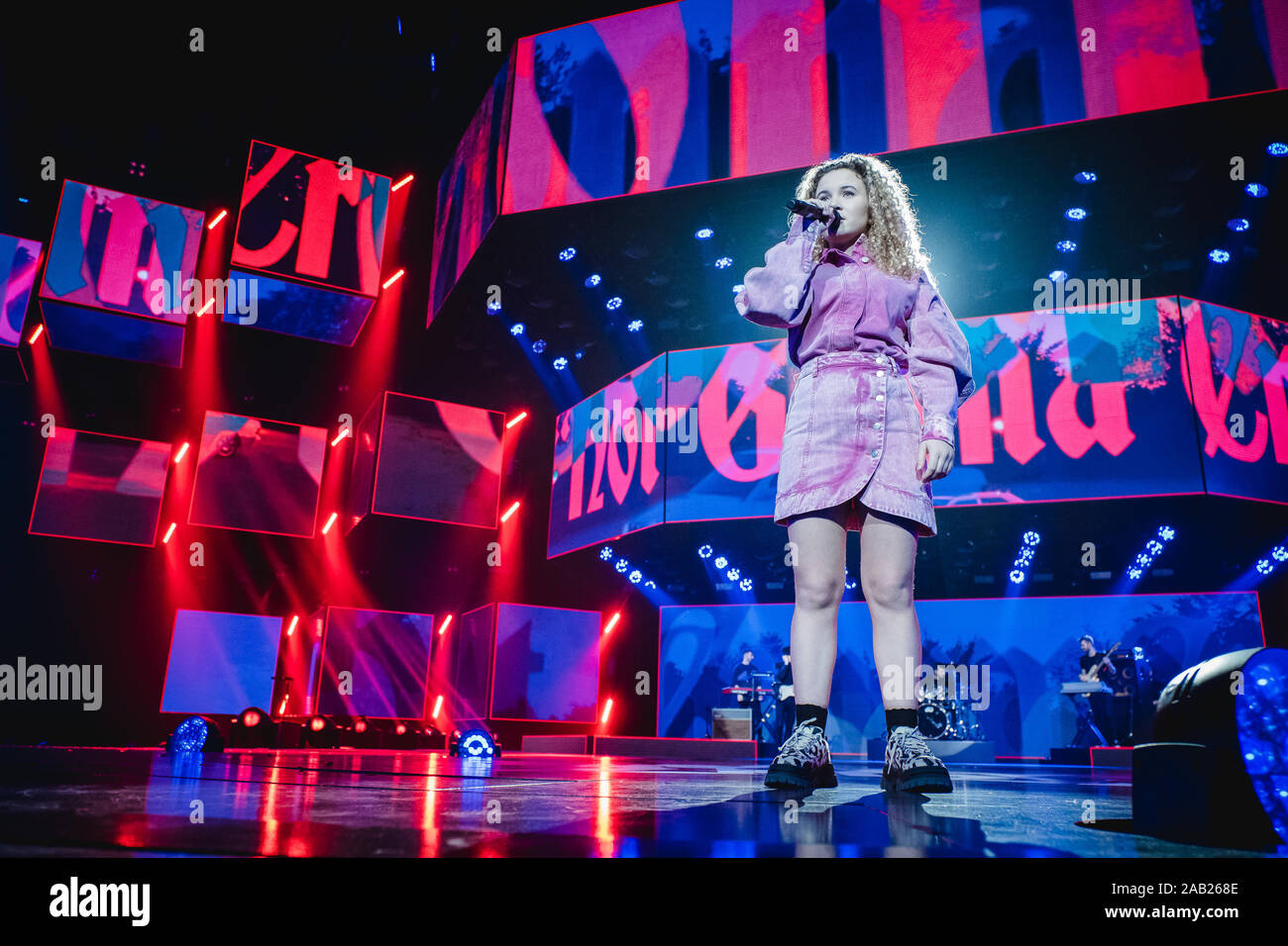 Zurigo, Svizzera. 22nd, novembre 2019. Il Norvegese cantante e cantautore Emma Steinbakken esegue un concerto dal vivo durante la Energy Star notte 2019 al Hallenstadion di Zurigo. (Photo credit: Gonzales foto - Tilman Jentzsch). Foto Stock